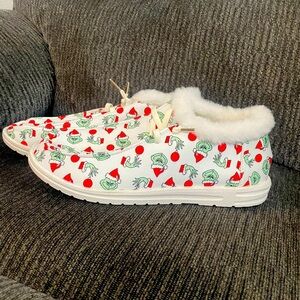 Grinch Slippers!! Don’t sleep on these! Like new condition! Size 8/8.5 US